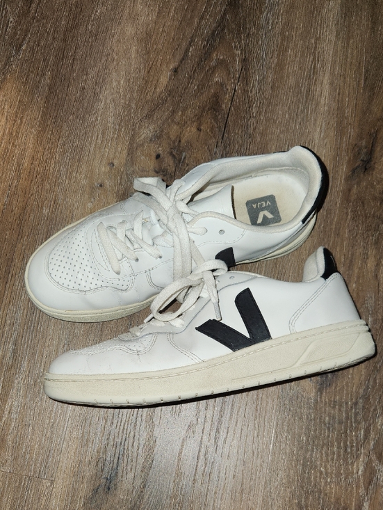 Veja Shoes - Veja sneakers with black logo label